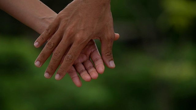 男人牵女人的手。视频下载