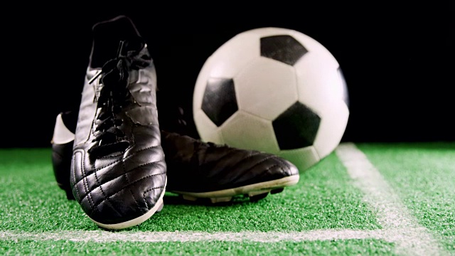 特写足球和钉鞋在人造草地4k视频下载
