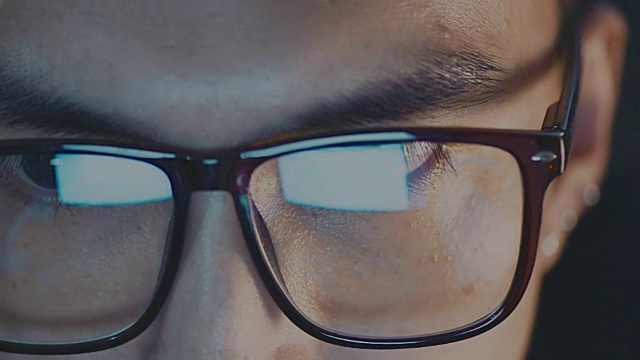 戴眼镜看电脑的男人的眼睛特写视频素材