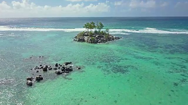 鸟瞰图的仙境海滩和苏里斯岛-安斯皇家-马埃视频下载