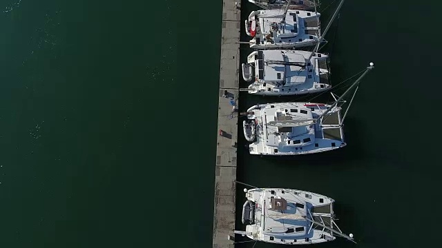游艇停泊鸟瞰图视频素材