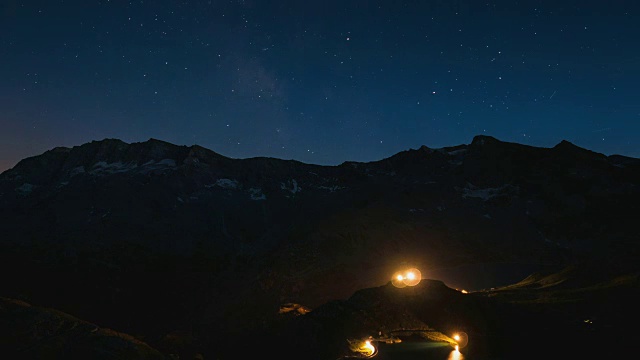 从阿尔卑斯山的高处，时间从早到晚流逝视频素材
