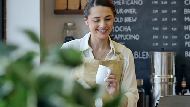 自信的女咖啡师在咖啡店工作视频素材