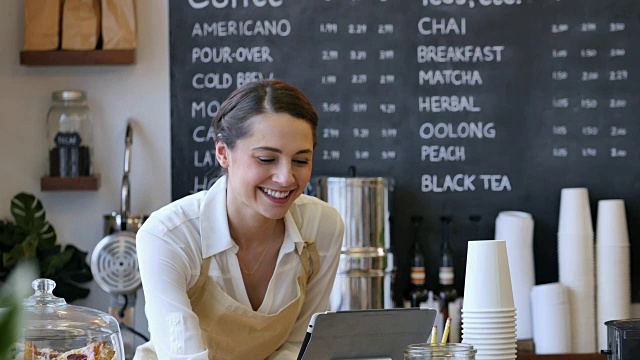 友好的女咖啡师为一位男顾客点餐视频素材