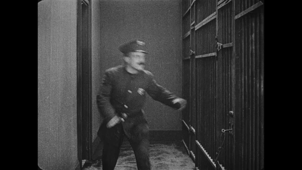 1917年，一名男子(胖子阿巴克尔)在监狱殴打警察视频下载