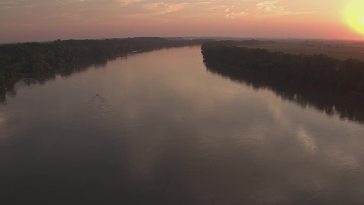 日落时的河流航拍图视频下载