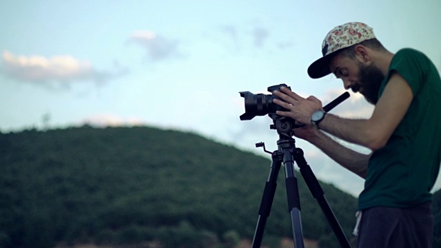 在湖中的摄影师- 4K分辨率视频素材