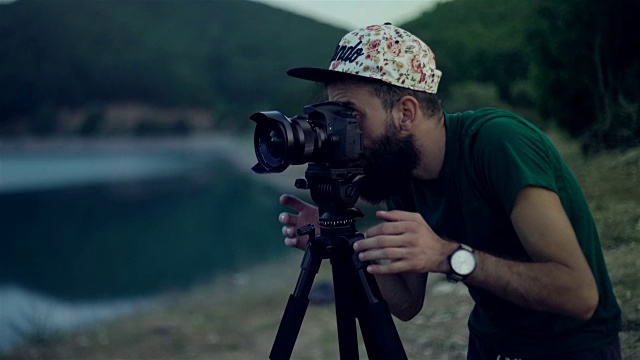 在湖中的摄影师- 4K分辨率视频下载