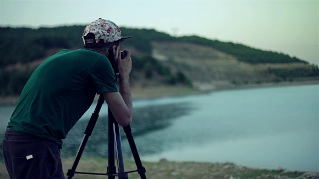 在湖中的摄影师- 4K分辨率视频下载