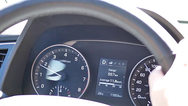 汽车在路上行驶时汽车转速表的运动视频素材