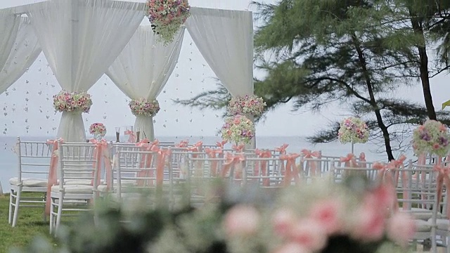 婚礼在花园里举行。视频素材