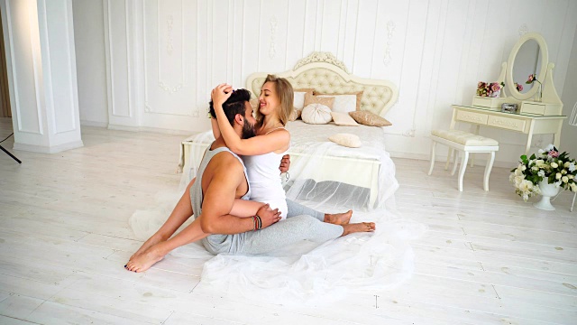 幸福完美的早晨在卧室的爱夫妇的隐私床边灯的桌子装饰和颜色的背景视频素材