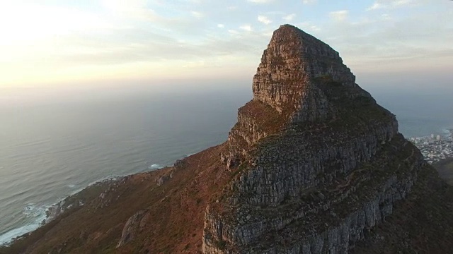 在南非开普敦，绕着狮头旋转的日落视频下载