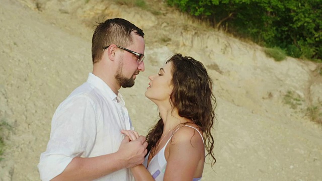 雨后情侣在沙滩上接吻视频素材