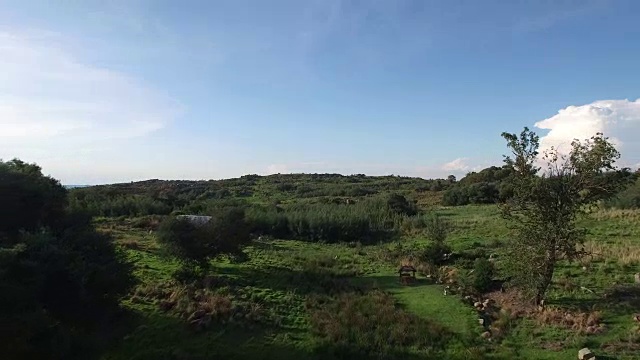 在绿色乡村的宁静大坝上空的空中飞行视频下载