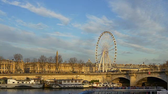法国巴黎城晴天著名的水上交通摩天轮全景4k视频下载