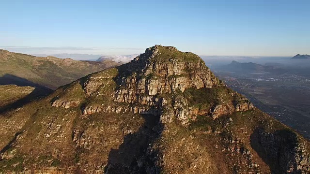空中旋转拍摄美丽的山在查普曼的山峰视频素材