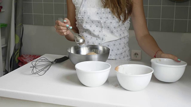 一名妇女正在向碗中添加烹饪自制巧克力的原料视频素材