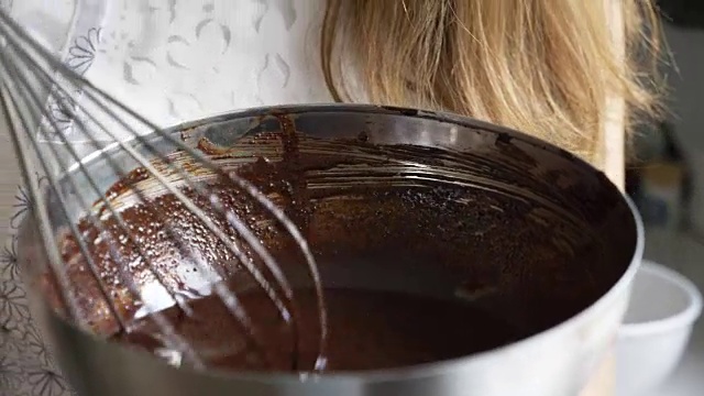 家庭主妇在家做巧克力，闻一闻。视频素材