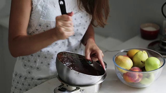 家庭主妇在家做巧克力。视频素材