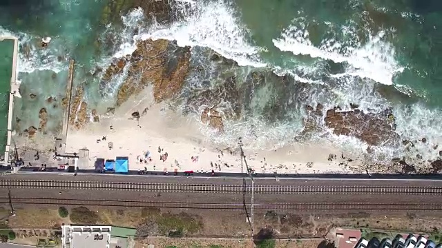 在喀尔克湾拍摄火车轨道的空中垂直波浪视频下载
