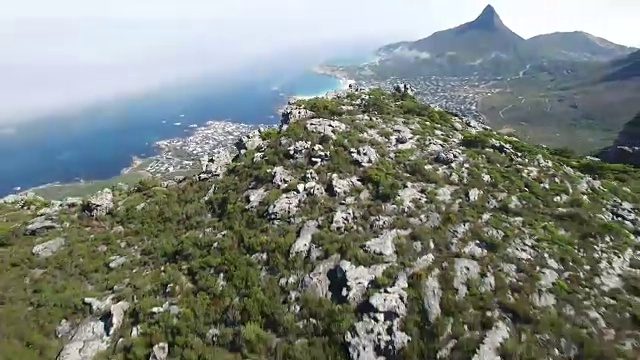 空中显示狮子头在桌山的悬崖上视频下载