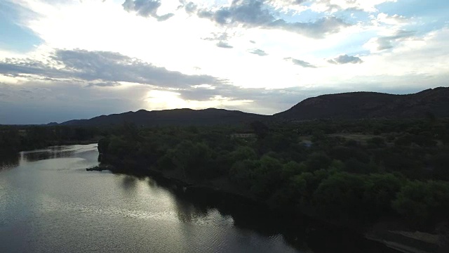 日落时美丽河流的航拍视频下载