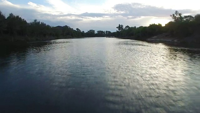 空中近河在森林日落飞行视频下载