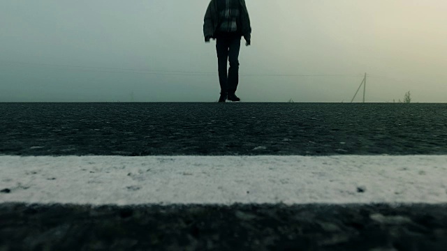 一个男人在雾中跑过高速公路视频素材