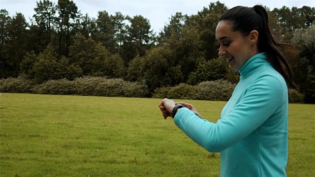女性跑步者使用智能手表健身手表视频素材