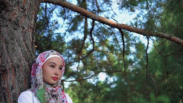 在公园里放松的穆斯林妇女视频素材