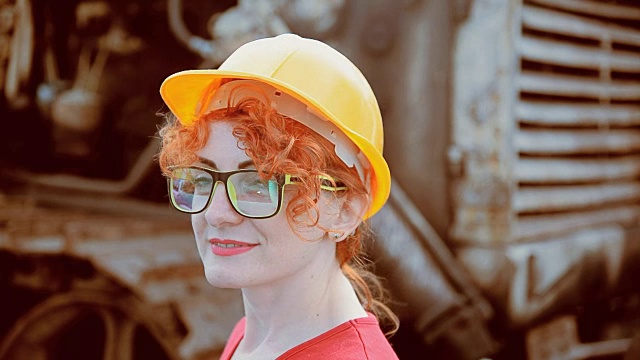 女人是工程师。戴建筑头盔的女人视频下载