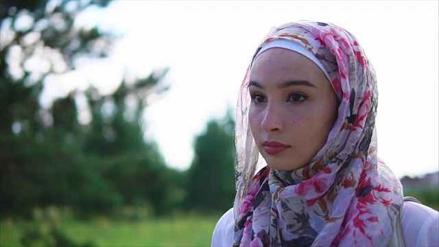 户外肖像中东妇女戴着头巾视频素材