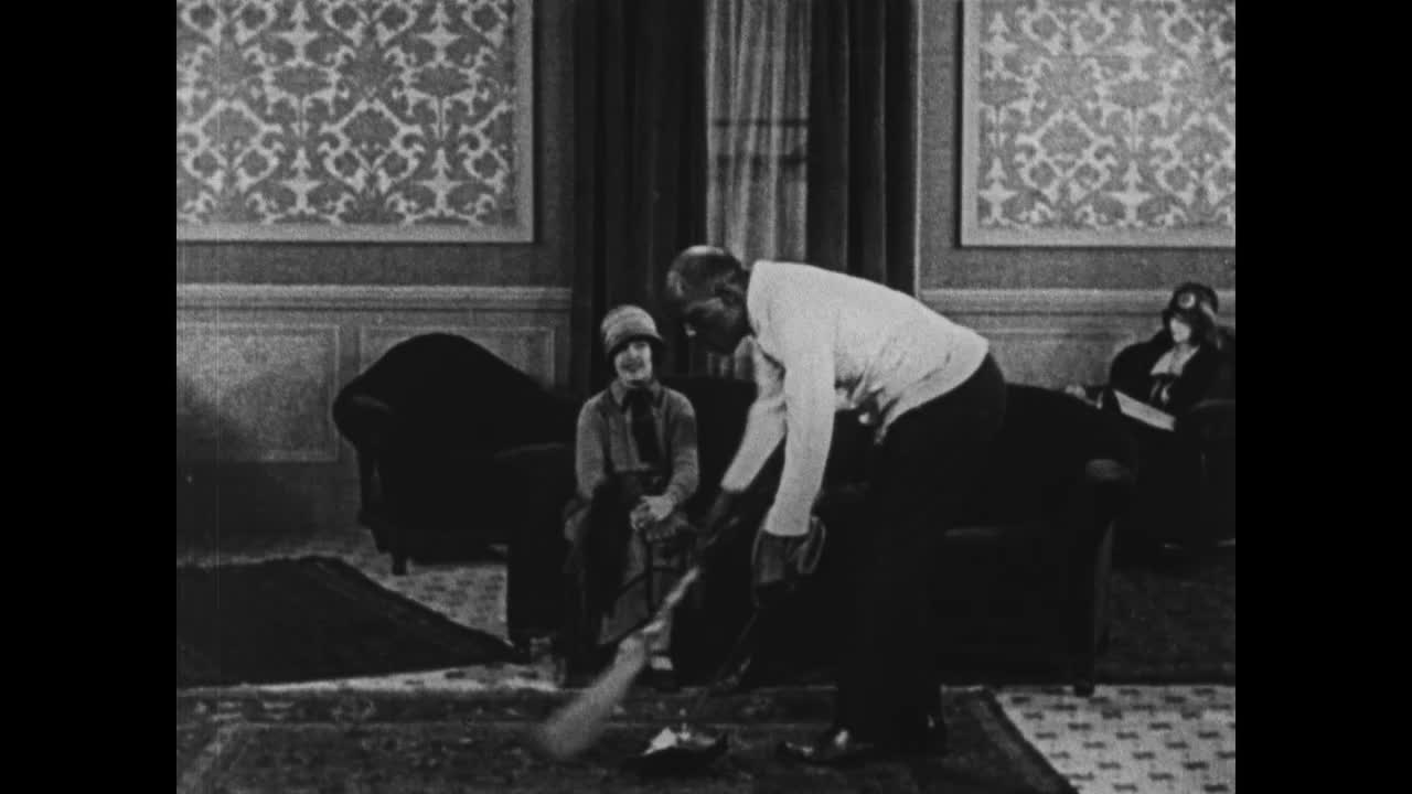 1924年，一名专横的男子在酒店大堂倾倒垃圾，但在他试图清理垃圾时把搬运工赶走视频下载