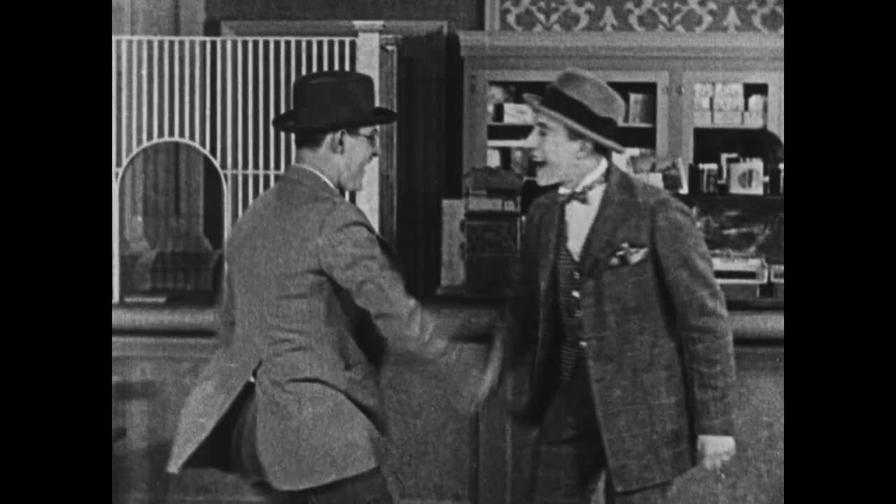 1924男人们互相问候，激动地握手视频下载