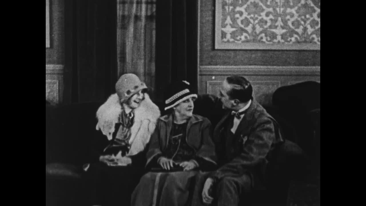 1924男人收到坏消息，女人看着，骗子靠近视频下载