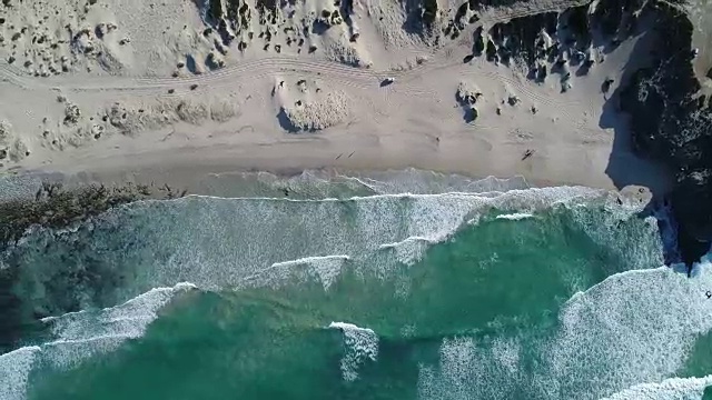 空中拍摄下的蓝色海浪视频下载