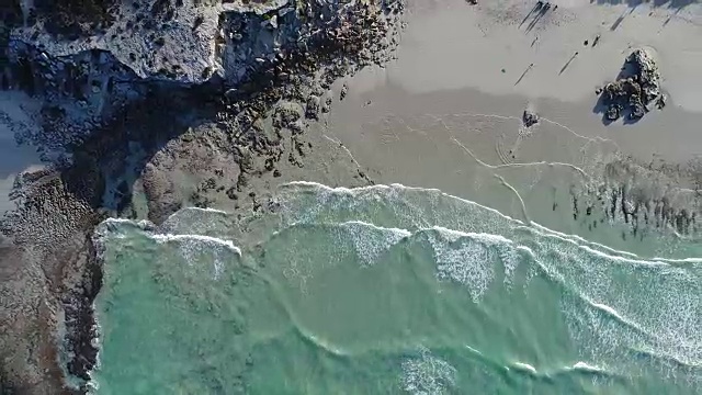 空中从上到下拍摄的海浪在海滩上撞击视频下载