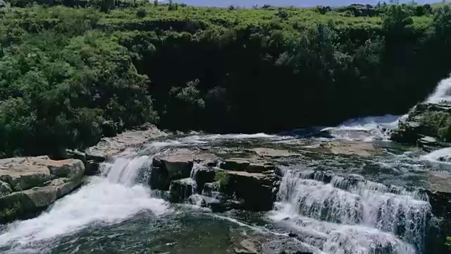 美丽的瀑布在慢动作鸟瞰图视频素材