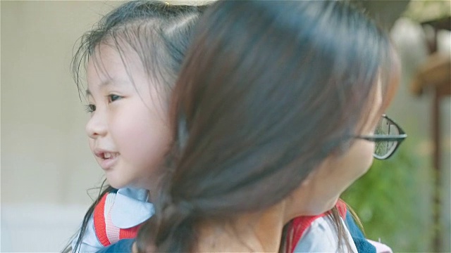 放学后，年轻的母亲在家里迎接她的女儿视频素材