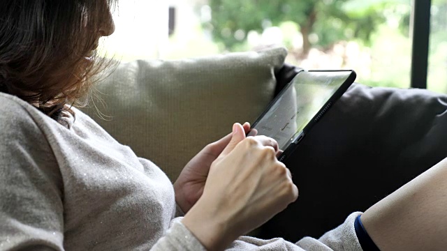 近距离的亚洲妇女触摸平板电脑视频下载