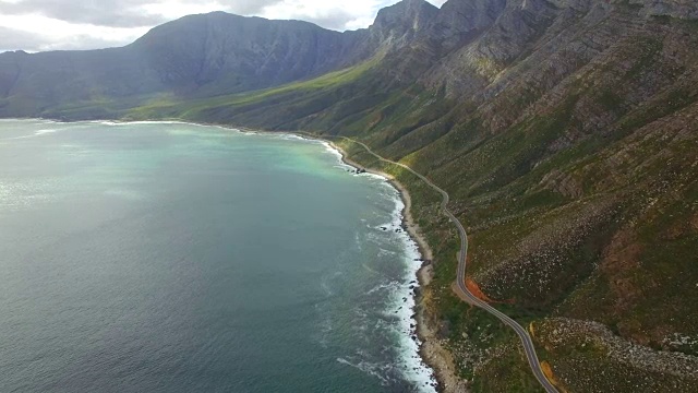 南非鲁伊埃斯山脉和海洋环绕的公路的空中拍摄视频下载