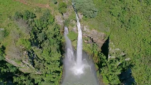 空中的瀑布与巨大的浪花和彩虹视频素材