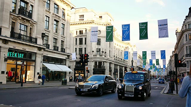 伦敦牛津街的4K夏日购物视频下载