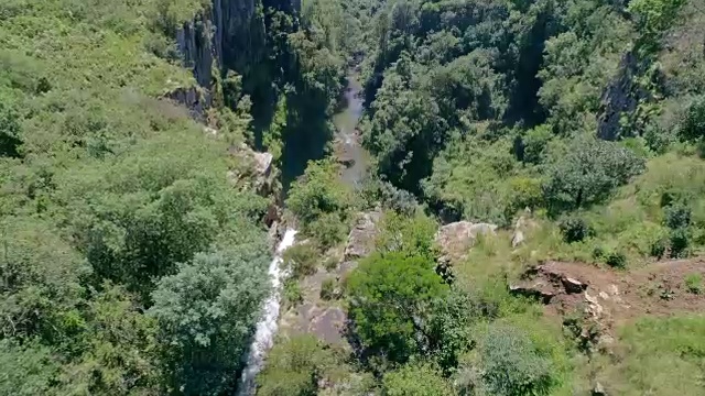 瀑布与彩虹峡谷鸟瞰图视频素材