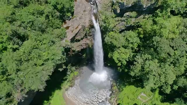 上升在瀑布池和彩虹喷雾在Lone Creek瀑布在全景路线，普马兰加视频素材