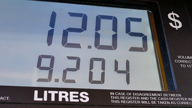 油泵屏幕上显示油价上涨的大屏幕视频下载