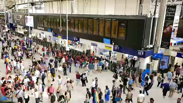 4K时间流逝伦敦地铁车站在高峰时刻滑铁卢站视频下载