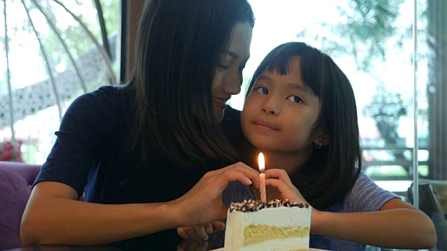 女孩和妈妈一起享用着生日蛋糕，手打心牌视频下载