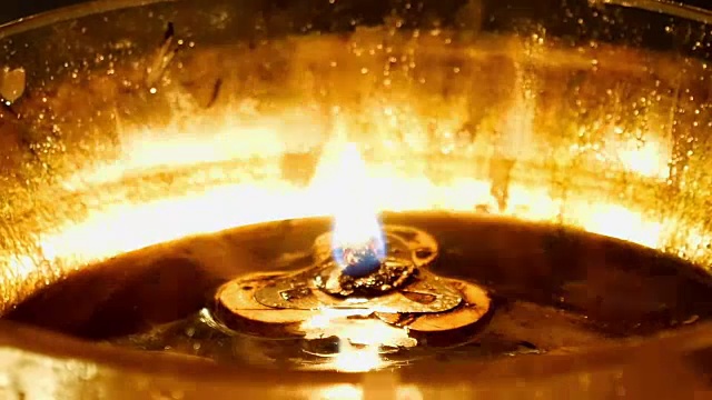 在圣墓教堂燃烧的蜡烛视频素材